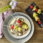 Brochettes de fruits et sauce chocolat - tonka